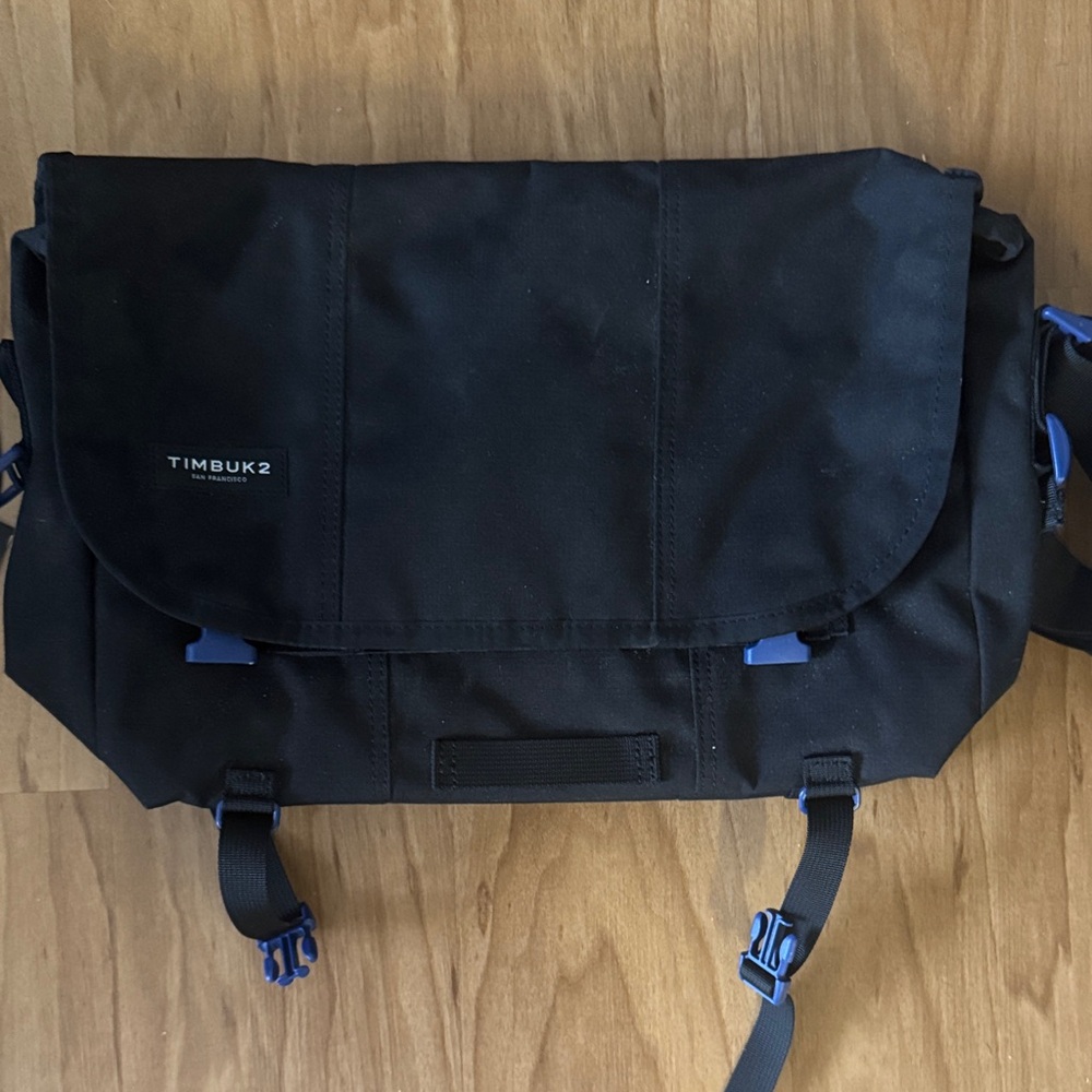 Timbuk2 Black Flight ClassicMessenger Bag in the size of S